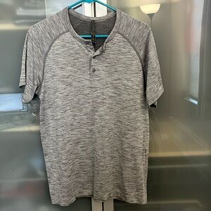 Men’s lululemon Henley in medium